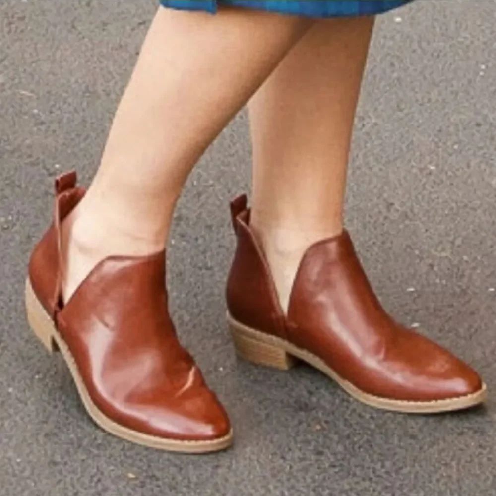 UNIVERSAL THREAD NORA CUT OUT ANKLE BOOTIE WITH MEMORY FOAM